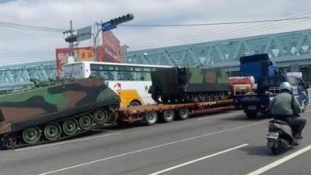 陸網民：台裝甲車因為裝屍體過重滑落