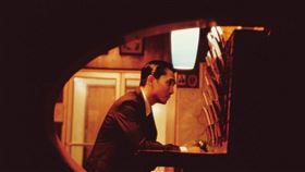 香港導演王家衛作品「花樣年華」由梁朝偉（圖）主演，電影4K修復版將重回坎城影展福地，5月20日在「坎城經典」的修復單元全球首映。（澤東影業提供）