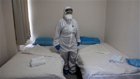 隔離,防護衣,武漢肺炎。(圖／路透社／達志影像)
