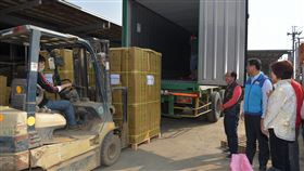 南投老薑首銷美國受美中貿易戰及武漢肺炎疫情影響，在南投集散的台灣老薑獲出口美國商機，第一批1萬7000公斤老薑21日在南投縣名間鄉裝櫃，準備海運到美國加州。（南投縣政府提供）中央社記者蕭博陽南投縣傳真　109年2月21日