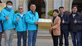 楊鎮浯視察校園防疫致贈口罩開學在即，金門縣長楊鎮浯（左3）21日到中正國小視察防疫整備情形，對校方整備情形表示滿意，並致贈口罩給學校，由校長蔡雪芳（右3）代表接受。中央社記者黃慧敏攝　109年2月21日