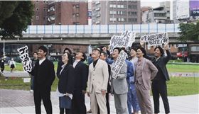 日本熟男團體52PRO!劇團21日起在台北華山烏梅劇院演出新作「夾縫轍痕」，融合日本北海道民謠與日本傳統樂器演出，詮釋北海道港邊男兒的生存之道。（台灣文創發展股份有限公司提供）