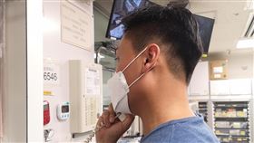 66港人在日染疫　翻譯成燃眉之急郵輪鑽石公主號上有66名港人感染武漢肺炎，正在當地協助他們的香港立法會議員鄭泳舜說，燃眉之急是找尋翻譯。圖為鄭泳舜在當地醫院與病患通話。（鄭泳舜提供）中央社記者張謙香港傳真　109年2月21日