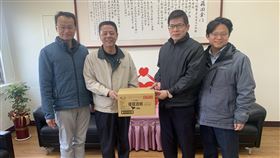 金門大學獲贈優質酒精　盼各界慨贈防疫物資前金門縣商業會理事長許峻岷（左2）捐贈優質酒精一批給國立金門大學，校長陳建民（右2）代表接受並致謝，也盼各界善心人士捐贈校園防疫物資，協助守護學子健康。（國立金門大學提供）中央社記者黃慧敏傳真　109年2月21日