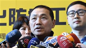 武漢肺炎居家檢疫量上升　侯友宜：超前部署新北市長侯友宜（中）21日表示，武漢肺炎居家檢疫量日漸攀升，因應可能的社區感染，市府已盤點並超前部署兩倍的物資準備。（新北市府提供）中央社記者管瑞平新北傳真　109年2月21日