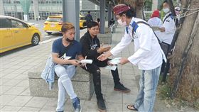 屏東清真寺募口罩贈移工　宣導武漢肺炎防疫武漢肺炎疫情持續延燒，屏東縣政府針對外籍人士加強宣導防疫，特別製作6國語言防疫圖卡，屏東清真寺也響應募集口罩並前往移工聚集地分送，提醒移工留意防疫。（屏東縣政府提供）中央社記者郭芷瑄傳真　109年2月21日