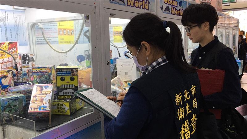 中和警聯巡出擊　娃娃機驚見女優名器