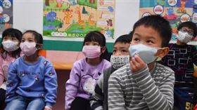 口罩實名制6日上路，其中若要領取兒童口罩必須持12歲以下兒童健保卡才可以領，中央流行疫情指揮中心21日表示，考慮將領取年齡放寬至13歲或15歲。（示意圖／中央社檔案照片）