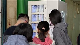 販賣機數位辨識　30秒領取口罩武漢肺炎疫情延燒，新創團隊Yallvend和合作夥伴在寧夏夜市推出口罩販賣機，結合身分證去識別化技術，30秒就能領取，已有官方單位洽談合作。中央社記者黃麗芸攝　109年2月21日