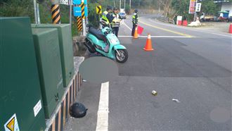 疑超速煞不住　騎士自撞變電箱爆頭