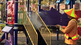 開學拚防疫　嘉市啟動校園環境消毒機制武漢肺炎疫情持續延燒，嘉義市環保局為因應各級學校25日開學，已啟動防疫消毒機制，派員針對校園周邊及校內戶外公共環境加強消毒。（嘉義市政府提供）中央社記者黃國芳傳真　109年2月21日