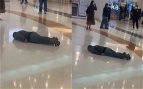 老人商場突倒地！吐血狂抽蓄…路人不敢靠近：戴口罩圍觀（圖／翻攝自twitter）