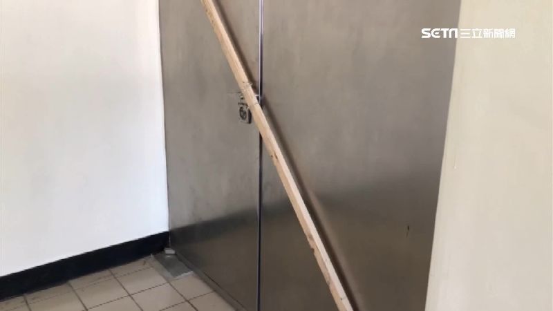 防疫升級　北部醫院「木棍封門」消毒