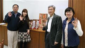 中國醫大協助照顧港生　金門大學贈禮致謝中國醫藥大學跨校協助金門大學港生居家檢疫，金大校方特別致贈金門風獅爺公仔及金門特產貢糖、高粱酒，感謝中國醫藥大學防疫團隊的協助。（中國醫藥大學提供）中央社記者趙麗妍傳真　109年2月21日