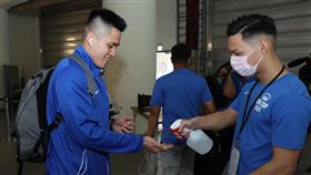 中華隊隊長陳盈駿接受手部消毒。（圖／中華籃協提供）