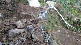 苗栗南庄風美道路修復　驗收日卻遇坍方再毀苗栗縣南庄鄉風美道路修復工程原排定21日驗收，不料清晨卻又發生坍方導致毀壞，暫時交通中斷，只能先緊急清除搶通，將再釐清後續責任。（苗栗縣議員楊文昌提供）中央社記者管瑞平傳真　109年2月21日