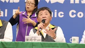 武漢肺炎增至26例（1）北部一名60多歲女性日前確診武漢肺炎，中央流行疫情指揮中心21日下午召開記者會，指揮中心指揮官陳時中（前）宣布她的20多歲外孫女、40多歲小女兒都確診，一人同住、一人曾探病，為一起家庭群聚。中央社記者郭日曉攝　109年2月21日