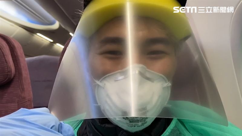 機內畫面曝　魔術師陳日昇握拳謝政府