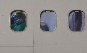 鑽石公主號包機返台　機內旅客揮手致意