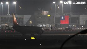 鑽石公主號包機20人抵（圖／記者林士傑攝影）