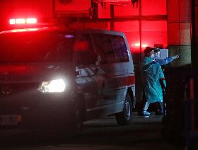 鑽石公主號旅客返台　步下救護車入院準