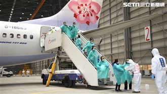 湖北類包機再2班　約載460人返台