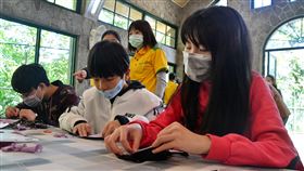 育幼院童DIY縫製布口罩　針線縫出愛心醫療口罩留給第一線，新北市愛心育幼院生在教堂內細心縫製布口罩，將回饋給社區弱勢家庭。中央社記者黃旭昇新北攝　109年2月22日