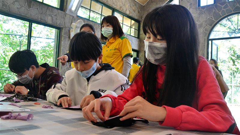 醫療口罩留前線　育幼院童縫布口罩