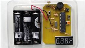 泰山高中電子科自製額溫槍泰山高中電子科師生互動教學製作額溫槍，與市售額溫槍實驗比對測試準確度，溫差僅在攝氏0.5度內，實用性高。（呂昇翰提供）中央社記者王鴻國傳真  109年2月22日