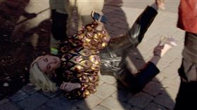 凱蒂佩芮在疏散的過程途中昏厥。（圖／翻攝自katyperry推特）