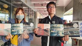 民眾搶購台鐵潮州站100週年紀念套票（1）台鐵屏東潮州站今年建站100週年，特別發行「潮庄潮州、百年傳承」紀念套票，吸引不少民眾前往搶購，有民眾特地從高雄趕到潮州站排隊。中央社記者郭芷瑄攝　109年2月22日