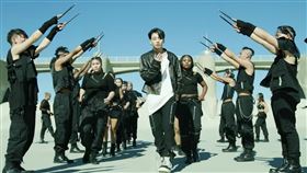 BTS在新歌MV狂露點走光。（圖／翻攝自BTS官方IG）