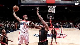 ▲比爾（Bradley Beal）超狂隔扣，卓蒙德（Andre Drummond）糗成背景。（圖／翻攝自巫師推特）
