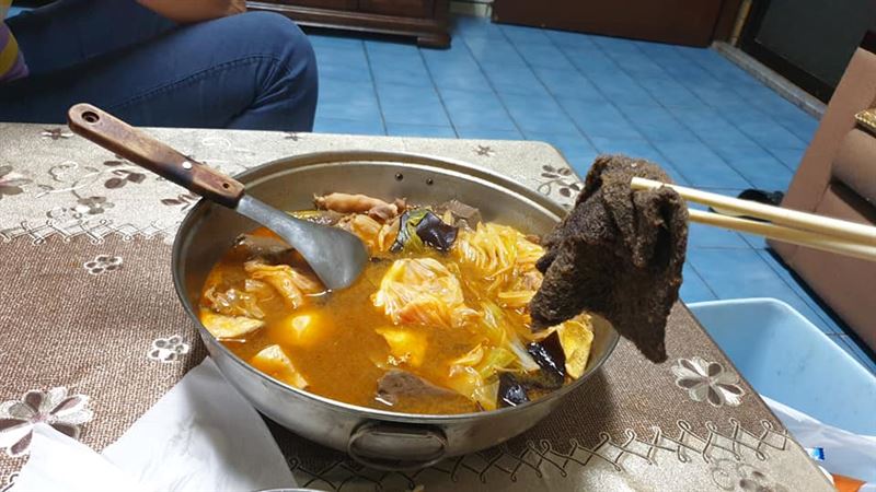 麻辣鍋驚見菜瓜布　真相曝光全場傻眼