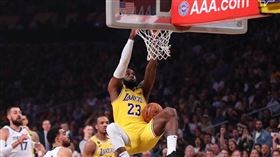 ▲詹姆斯（LeBron James）攻下全場最高32分。（圖／翻攝自湖人推特）