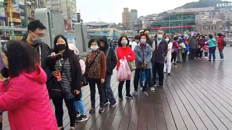 為搶領5千片口罩　民眾不畏寒風排隊