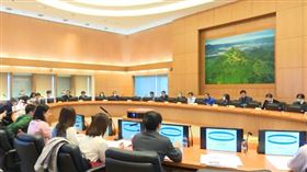 新北市政府22日上午，邀集全市17家急救責任醫院及多位感染控制專家代表，召開新型冠狀病毒肺炎(武漢肺炎)防疫精進會議，侯友宜要做好應變作戰的能力，「新北市戒慎恐懼，視同社區感染，全力迎戰！」新北市府提供