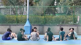 教育部公布武漢肺炎停課標準（3）教育部20日公布武漢肺炎停課標準，高中以下1班有1名師生被列為確定病例，就全班停課；大專則是確定病例所修（授）課程，全部停課。圖為學生在校園球場運動、休息。中央社記者郭日曉攝　109年2月20日