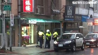 內湖銀樓搶2金鍊　逃逸劫匪投案