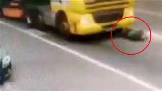 9旬翁穿越馬路　遭油罐車撞上不治