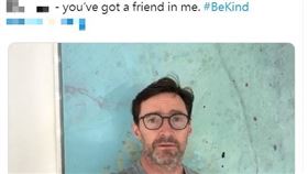  9歲侏儒童遭霸凌淚崩　休傑克曼力挺「你還有我這個朋友」。