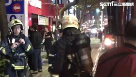 南京西路、中山北路口商業大樓竄出濃煙　翻攝畫面