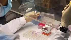 武漢肺炎延燒，解放軍軍事科學院、軍事醫學研究院與聖湘生物科技有限公司合作研發疫苗。（圖／翻攝自中國軍網微信）核酸檢驗試劑盒