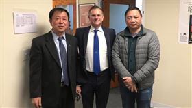 王丹（右）與斯伯汀（中）談美中關係。（圖／翻攝自王丹臉書）