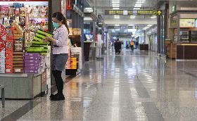 松山機場店家戴口罩整理商品