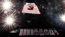 Dwyane Wade球衣正式被熱火退役。（圖／翻攝自熱火官方推特）
