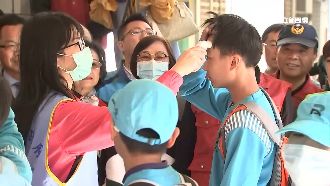 開學前搶排兒童口罩！家長憂：不夠用