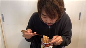 日本,懶人,泡麵,洗碗（圖／翻攝自YouTubeのじまちゃんねる）