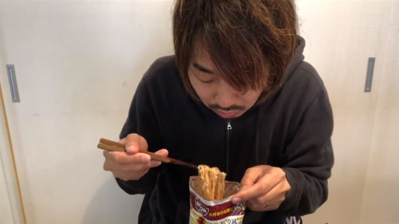 男自創「懶人泡麵吃法」　網急喊母湯