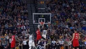 Jordan Clarkson一條龍壓哨上籃。（圖／翻攝自YouTube）